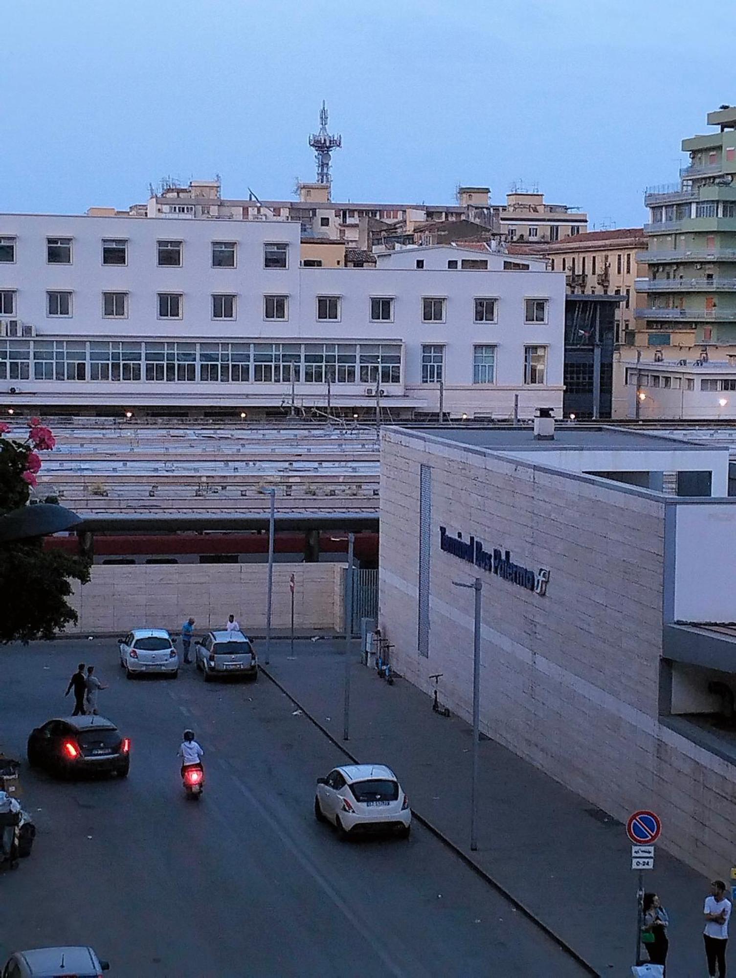 Stazione Di Palermo Affitti Apartment Luaran gambar